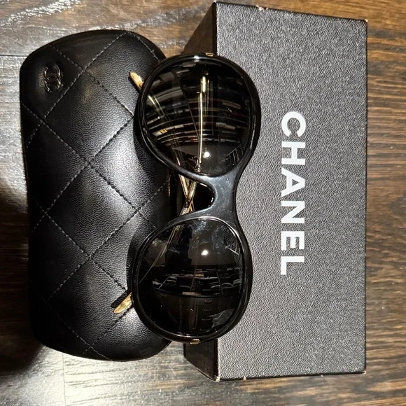 CHANEL Glamorous black sunglasses with gold accents, and  display picture 1